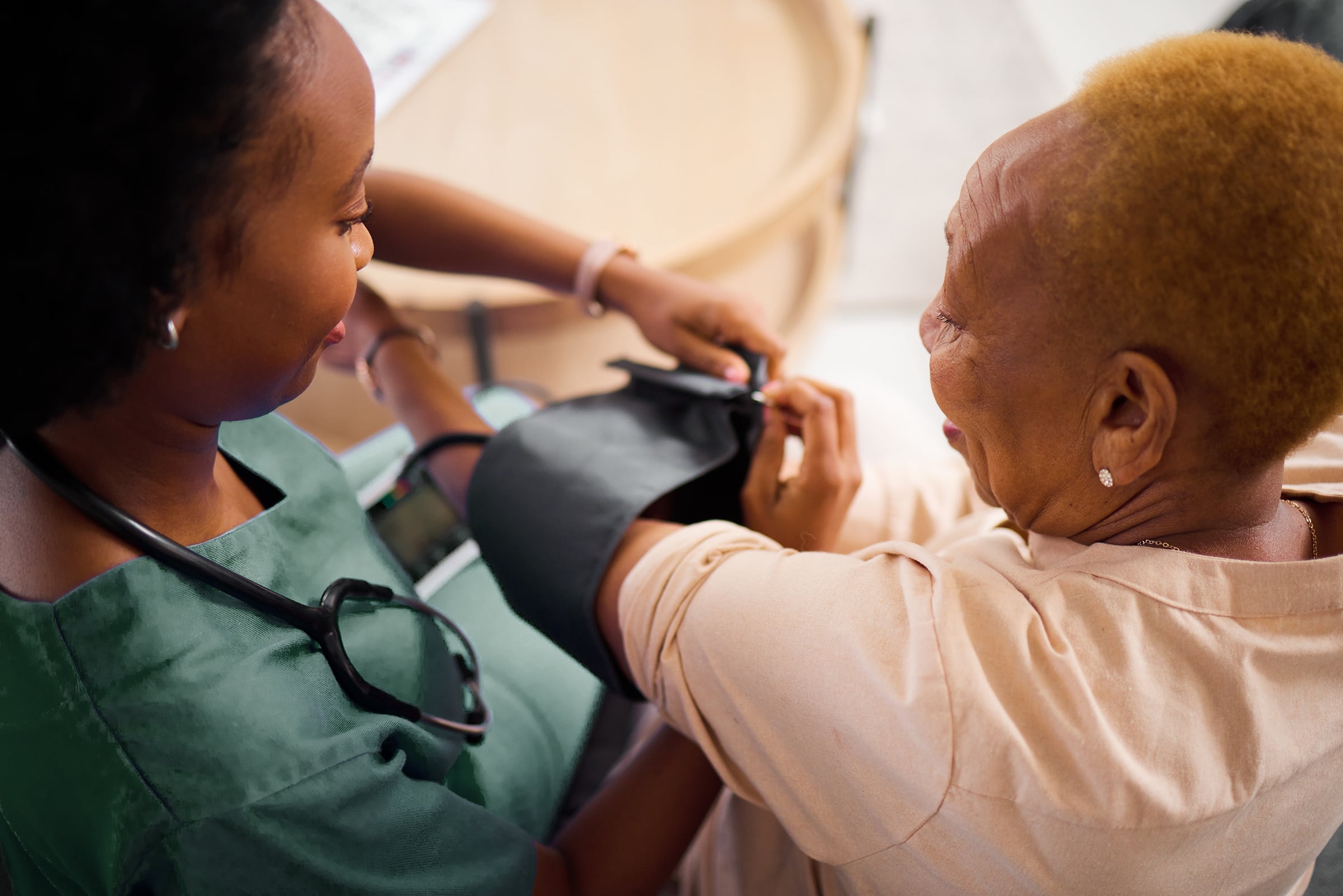A nurse checks a senior patient&rsquo;s blood pressure